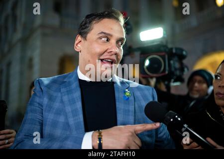 Washington, USA. 30 novembre 2023. Il rappresentante George Santos (R-N.Y.) parla ai media mentre lascia il Campidoglio, a Washington DC, giovedì 30 novembre, 2023. (Graeme Sloan/Sipa USA) credito: SIPA USA/Alamy Live News Foto Stock