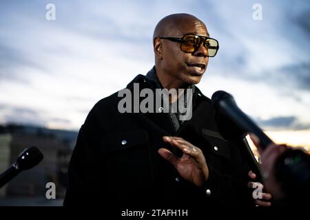 Washington, USA. 30 novembre 2023. Il comico Dave Chapelle parla ai media fuori dal Campidoglio degli Stati Uniti, a Washington DC, giovedì 30 novembre, 2023. (Graeme Sloan/Sipa USA) credito: SIPA USA/Alamy Live News Foto Stock