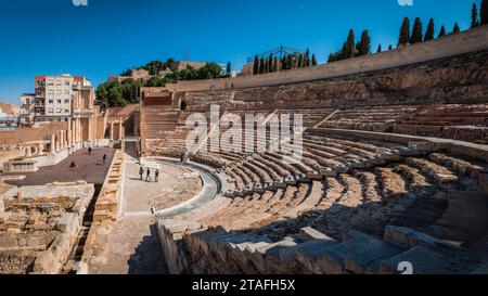 Rovine del teatro romano dell'antica città di Cartagine Nova in Spagna, in una giornata di sole con cieli azzurri. Foto Stock