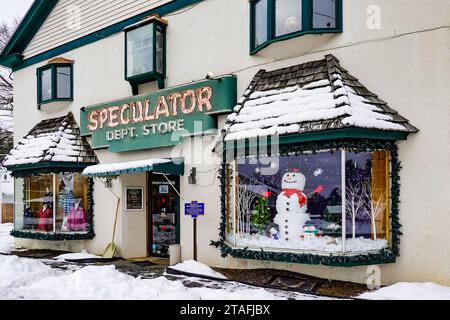 Una vista del grande magazzino Speculator decorato per le festività natalizie con neve invernale e un pupazzo di neve alla finestra. Foto Stock