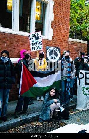 Londra, Regno Unito - 29 novembre 2023: Raduno pro-Palestina fuori dall'ufficio tedesco Fisher di Londra. Foto Stock