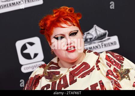 Frontfrau Beth Ditto von der Band Gossip bei der 24. Verleihung der 1LIVE Krone 2023 im Lokschuppen Bielefeld. Bielefeld, 30.11.2023 NRW Deutschland *** Front Woman Beth Ditto della band Gossip alla 24 presentazione del 1LIVE Krone 2023 nel Lokschuppen Bielefeld Bielefeld, 30 11 2023 NRW Germania Copyright: XChristophxHardtx Credit: Imago/Alamy Live News Foto Stock