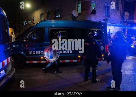 Barcellona, Barcellona, Spagna. 30 novembre 2023. Un centinaio di attivisti anticapitalisti e anarchici manifestano nel centro di Santa Coloma dopo lo sfratto di un edificio occupato anni fa, gli "studi 9". Durante la manifestazione crearono barricate e ruppero il bicchiere delle entità bancarie. (Immagine di credito: © Marc Asensio Clupes/ZUMA Press Wire) SOLO USO EDITORIALE! Non per USO commerciale! Foto Stock