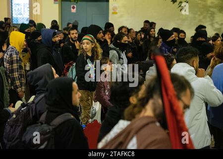 Barcellona, Barcellona, Spagna. 30 novembre 2023. Un centinaio di attivisti anticapitalisti e anarchici manifestano nel centro di Santa Coloma dopo lo sfratto di un edificio occupato anni fa, gli "studi 9". Durante la manifestazione crearono barricate e ruppero il bicchiere delle entità bancarie. (Immagine di credito: © Marc Asensio Clupes/ZUMA Press Wire) SOLO USO EDITORIALE! Non per USO commerciale! Foto Stock