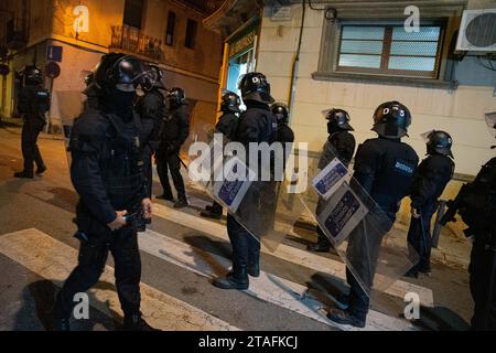 Barcellona, Barcellona, Spagna. 30 novembre 2023. Un centinaio di attivisti anticapitalisti e anarchici manifestano nel centro di Santa Coloma dopo lo sfratto di un edificio occupato anni fa, gli "studi 9". Durante la manifestazione crearono barricate e ruppero il bicchiere delle entità bancarie. (Immagine di credito: © Marc Asensio Clupes/ZUMA Press Wire) SOLO USO EDITORIALE! Non per USO commerciale! Foto Stock