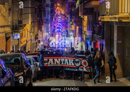 Barcellona, Barcellona, Spagna. 30 novembre 2023. Un centinaio di attivisti anticapitalisti e anarchici manifestano nel centro di Santa Coloma dopo lo sfratto di un edificio occupato anni fa, gli "studi 9". Durante la manifestazione crearono barricate e ruppero il bicchiere delle entità bancarie. (Immagine di credito: © Marc Asensio Clupes/ZUMA Press Wire) SOLO USO EDITORIALE! Non per USO commerciale! Foto Stock