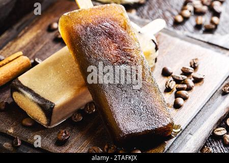 gelato al caffè freddo, popsicle fatto in casa con chicchi di caffè, dessert eccentrici e gourmet Foto Stock