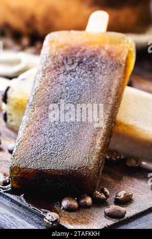 gelato al caffè freddo, popsicle fatto in casa con chicchi di caffè, dessert eccentrici e gourmet Foto Stock