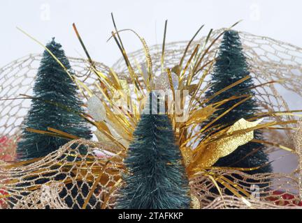 3 alberi di Natale sono circondati da ornamenti a frangia in lamina d'oro. Lo stile delle feste è allegro e luminoso, con spazio per il testo. Guarda glitter. Festeggia! Foto Stock