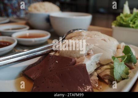Riso di pollo hainanese, riso al vapore e pollo, servito con zuppa e salsa varia. Foto Stock
