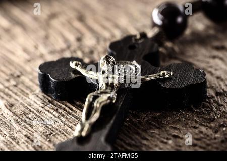 rosario rustico in legno, fatto a mano, su fondo in legno, spazio per il testo Foto Stock