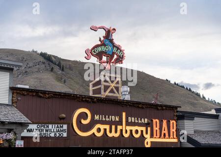 Jackson, Wyoming - 13 settembre 2023: Il Million Dollar Cowboy Bar è un ristorante popolare per i turisti di Jackson, Wyoming Foto Stock