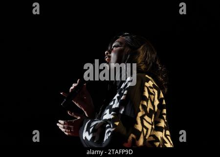 Washington, Stati Uniti. 4 aprile 2023. La cantante Samara Joy si esibisce durante il National Christmas Tree Lighting sulla White House Ellipse a Washington, DC giovedì 30 novembre 2023. Foto di Yuri Gripas/UPI Credit: UPI/Alamy Live News Foto Stock