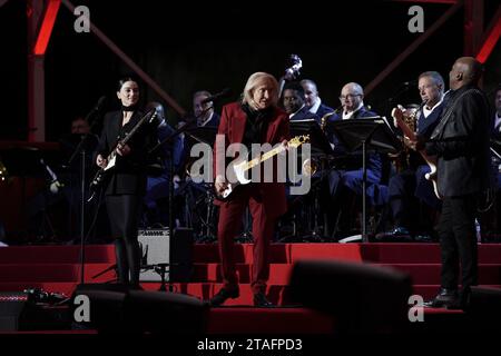 Washington, Stati Uniti. 30 novembre 2023. St Vincent e Joe Walsh si esibiscono durante il National Christmas Tree Lighting sulla White House Ellipse a Washington, DC giovedì 30 novembre 2023. Foto di Yuri Gripas/UPI Credit: UPI/Alamy Live News Foto Stock