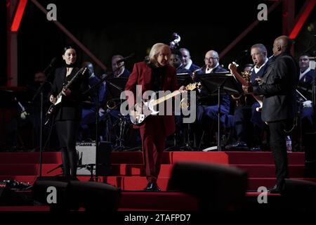 Washington, Stati Uniti. 30 novembre 2023. St Vincent e Joe Walsh si esibiscono durante il National Christmas Tree Lighting sulla White House Ellipse a Washington, DC giovedì 30 novembre 2023. Foto di Yuri Gripas/UPI Credit: UPI/Alamy Live News Foto Stock