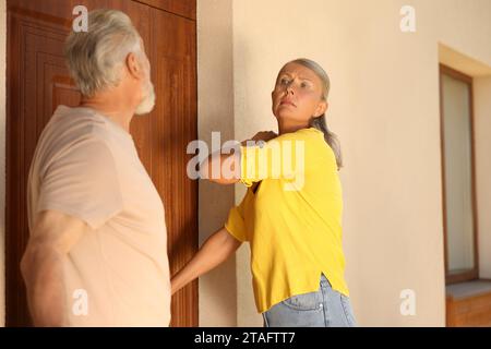 Vicini emotivi che discutono vicino alla casa all'aperto Foto Stock