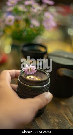 La luce del Buddha Dharma fa sì che le persone mantengano buoni pensieri Foto Stock