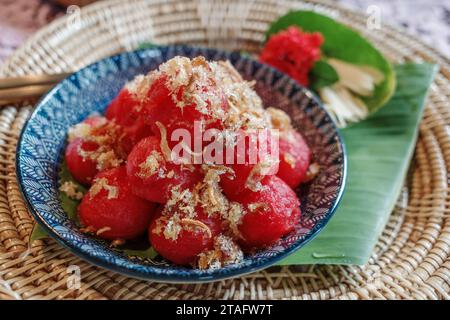 Pesce secco croccante con anguria, dessert tradizionale tailandese. Foto Stock