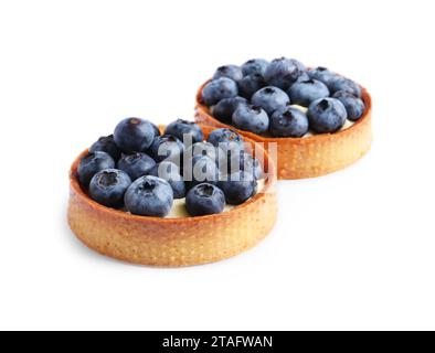 Tartarughe con mirtilli freschi isolati su bianco. Delizioso dessert Foto Stock