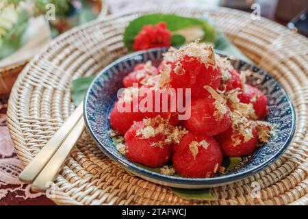 Pesce secco croccante con anguria, dessert tradizionale tailandese. Foto Stock