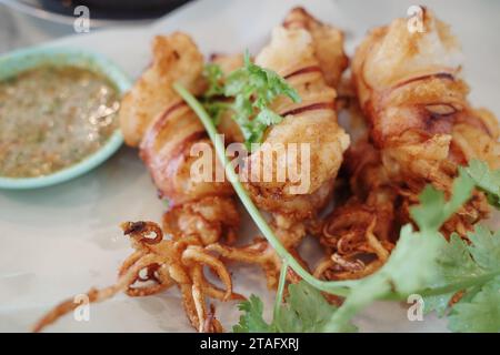Uovo di calamari fritto con pepe all'aglio e salsa piccante Foto Stock