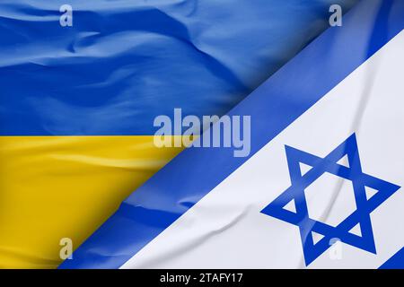 Relazioni internazionali. Bandiere nazionali di Ucraina e Israele Foto Stock