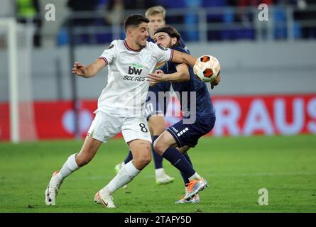 Backa Tazz. 30 novembre 2023. Pablo Fornals (L) del West Ham si aggiudica con Milos Cvetkovic del TSC durante la partita del gruppo A di UEFA Europa League tra il TSC Backa Taviera e il West Ham a Backa Taviera, Serbia, il 30 novembre 2023. Crediti: Predrag Milosavljevic/Xinhua/Alamy Live News Foto Stock