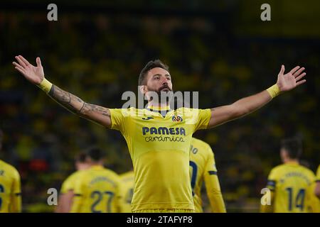 Vila Real. 1 dicembre 2023. Jose Luis Morales (davanti) del Villarreal festeggia dopo aver segnato un gol durante la partita del gruppo F di UEFA Europa League tra il Villarreal CF e il Panathinaikos FC a Vila-Real, Spagna, 30 novembre 2023. Crediti: Pablo Morano/Xinhua/Alamy Live News Foto Stock