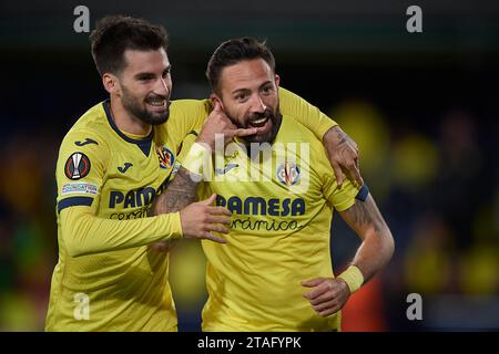 Vila Real. 1 dicembre 2023. Jose Luis Morales (R) del Villarreal festeggia dopo aver segnato un gol durante la partita del gruppo F di UEFA Europa League tra il Villarreal CF e il Panathinaikos FC a Vila-Real, Spagna, 30 novembre 2023. Crediti: Pablo Morano/Xinhua/Alamy Live News Foto Stock