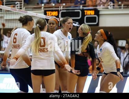 30 novembre 2023: I Texas Longhorns celebrano un punto durante la partita del primo round tra Texas e Texas A&M nel torneo di pallavolo femminile NCAA del 20 novembre 2023 ad Austin. Texas ha vinto, 3 a 1. (Immagine di credito: © Scott Coleman/ZUMA Press Wire) SOLO USO EDITORIALE! Non per USO commerciale! Foto Stock