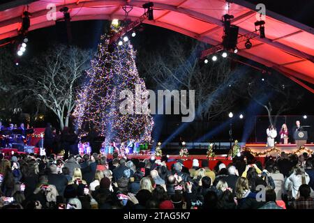 Washington, Stati Uniti. 30 novembre 2023. National Christmas Tree illuminato sulla White House Ellipse di Washington, DC Credit: SOPA Images Limited/Alamy Live News Foto Stock