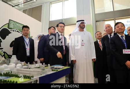 Dubai, Emirati Arabi Uniti. 30 novembre 2023. Il presidente della COP28 Sultan Ahmed al Jaber (C) visita il padiglione della Cina a Dubai, negli Emirati Arabi Uniti, 30 novembre 2023. Il padiglione della Cina al COP28 è stato ufficialmente inaugurato giovedì mattina all'Expo City di Dubai. Crediti: Wang Dongzhen/Xinhua/Alamy Live News Foto Stock