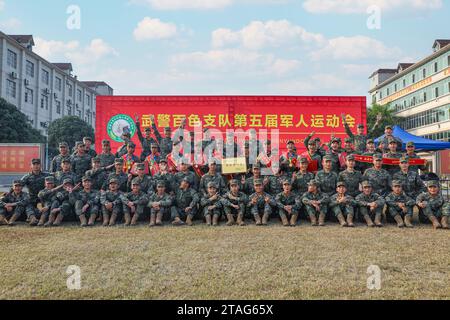 BAISE, CINA - 29 NOVEMBRE 2023 - ufficiali e soldati posano per una foto di gruppo durante i Giochi sportivi militari annuali del 2023 a Baise, in Cina meridionale Foto Stock