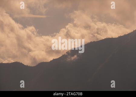 Vista in primo piano del Monte Gunung Batur - il vulcano Kintamani a Bali Indonesia Foto Stock