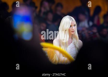 SAN PAOLO, BRASILE - NOVEMBRE 30: L'attrice Anya Taylor-Joy parla al pubblico del film Furiosa durante il Comic-con Experience (CCXP) 2023 all'Expo di San Paolo il 30 novembre 2023, a San Paolo, Brasile. (Foto di Leandro Bernardes/PxImages) credito: PX Images/Alamy Live News Foto Stock