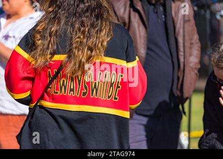 Donna aborigena indigena delle prime Nazioni che indossa un maglione "sempre lo sarà" all'evento Sorry Day di Sydney durante la settimana nazionale della riconciliazione Foto Stock