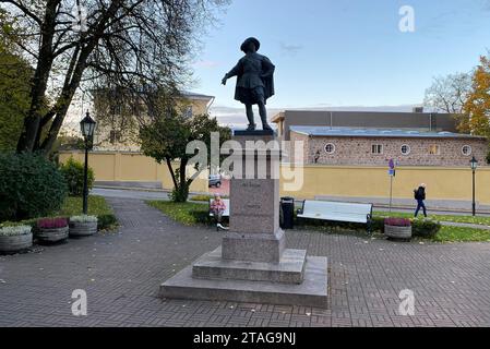 Tartu, Estonia. 20 ottobre 2023. Statua del re svedese Gustav ll. Adolf, considerato il fondatore dell'Università di Tartu. La seconda città più grande dell'Estonia, Tartu, sarà la capitale europea della cultura nel 2024. Credito: Alexander Welscher/dpa/Alamy Live News Foto Stock