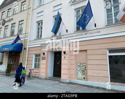 Tartu, Estonia. 20 ottobre 2023. Un cartello su un edificio sulla piazza del municipio si riferisce a Tartu 2024. La seconda città più grande dell'Estonia, Tartu, sarà capitale europea della cultura nel 2024. Credito: Alexander Welscher/dpa/Alamy Live News Foto Stock