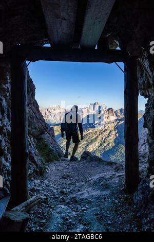 Durante la prima guerra mondiale tunnel del tempo mentre si cammina lungo l'alta via 1, vicino al Rifugio Lagazuoi, Badia, Italia Foto Stock