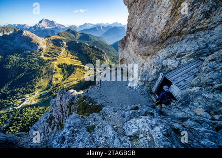 Ti dirigerai verso i tunnel del tempo della prima guerra mondiale mentre fai un'escursione lungo il percorso alta via 1 vicino al Rifugio Lagazuoi, Badia, Italia Foto Stock