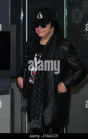 Gene Simmons visita l'Empire State Building per celebrare lo spettacolo finale della band al Madison Square Garden il 30 novembre 2023 a New York. Foto Stock