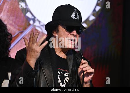 Gene Simmons visita l'Empire State Building per celebrare lo spettacolo finale della band al Madison Square Garden il 30 novembre 2023 a New York. Foto Stock