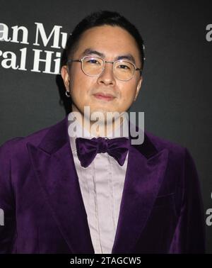 30 novembre 2023, New York, New York, Stati Uniti: BOWEN YANG è stato visto agli arrivi del Red carpet per l'â evento annuale 2023 dell'American Museum of Natural historyÂ€˜The Museum Galaâ€™. (Immagine di credito: © Nancy Kaszerman/ZUMA Press Wire) SOLO USO EDITORIALE! Non per USO commerciale! Foto Stock