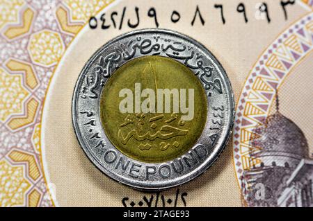 Data e valore inverso di 1 LE EGP egiziana una moneta da sterlina egiziana sulla banconota egiziana, di (giorno della polizia 71 anni) nel memoriale dell'Egitto poli Foto Stock