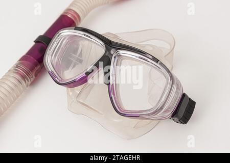 Maschera per immersioni e snorkeling in plastica viola isolata su sfondo bianco Foto Stock