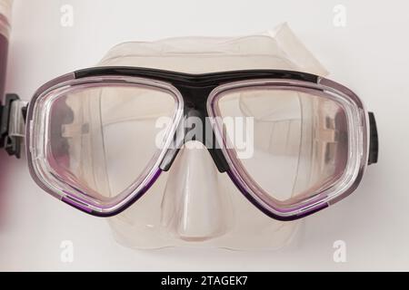 Maschera per immersioni e snorkeling in plastica viola isolata su sfondo bianco Foto Stock