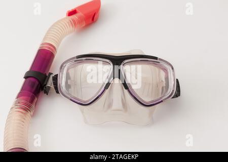 Maschera per immersioni e snorkeling in plastica viola isolata su sfondo bianco Foto Stock