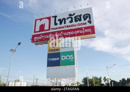 Si sa Ket, Thailandia - 23 novembre 2023: Davanti al grande magazzino Thaiwatsadu. Foto Stock