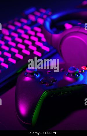 Cuffie, joystick e tastiera per computer su tavolo nero Foto Stock