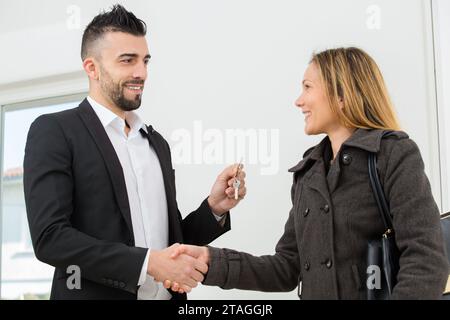 donna sorridente incontro con il realtor Foto Stock